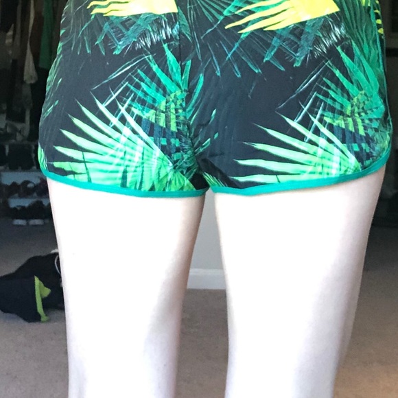 Fabletics green tropical Shorts - Picture 2 of 3